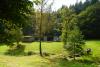 Wiese mit Wassererlebnishaus